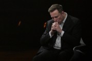 盱眙特斯拉股价收涨超3%：特朗普无意沟通，马斯克父亲劝儿子低头